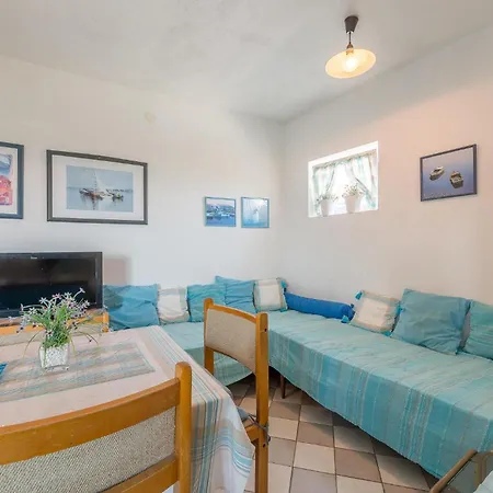 1 Bedroom Lovely Apartment In Tribunj Apartment *