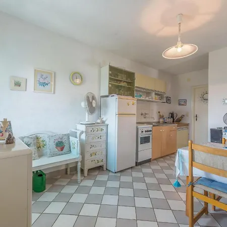 Apartment 1 Bedroom Lovely Apartment In Tribunj Tribunj (Sibenik-Knin)