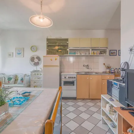 1 Bedroom Lovely Apartment In Tribunj Apartment *